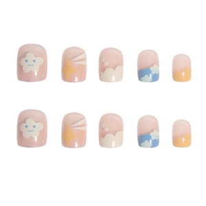Faux ongles courts carrés avec motifs mignons de nuages souriants et d'étoiles