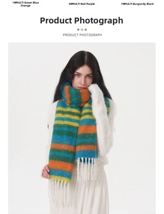 Détail d'une écharpe en maille colorée avec de franges en vert, bleu et rayures orange