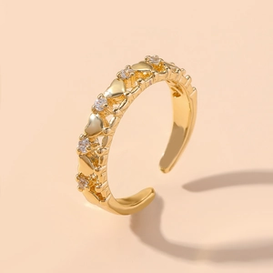Detailansicht verstellbarer Goldring mit Zirkonia-Pavé und polierten Metallherzen