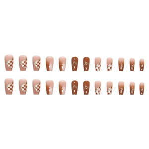 Faux ongles cercueil damier mocha avec effet marbré et touches de feuille d'or