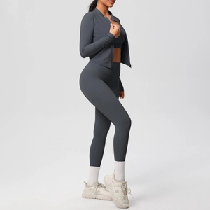 Vista laterale dettagliata del set yoga grigio scuro ad alta elasticità con taglio slim fit