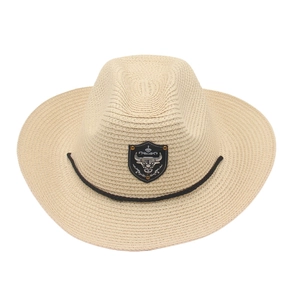 Chapeau de cowboy en paille tissée beige avec emblème de tête de taureau argentée et corde