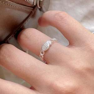 Elegant 925 sterling silver open ring with marquise-cut zircons in hollow link design