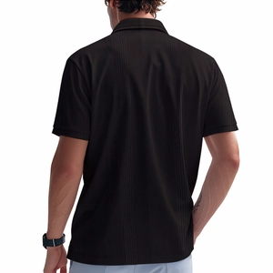 Gros plan du dos d'un polo noir pour homme montrant la texture à rayures verticales