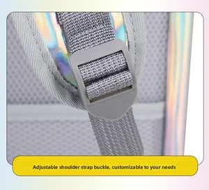 Détail de la boucle de bandoulière réglable sur un sac à dos respirant pour animaux