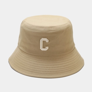 Détail de la lettre C brodée en 3D sur un chapeau bob en coton beige minimaliste