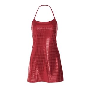 Détail d'une mini robe rouge métallisée avec licou et texture à petits carreaux