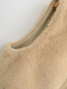 Dettaglio della texture in pelliccia sintetica albicocca con materiale morbido e pelo lungo