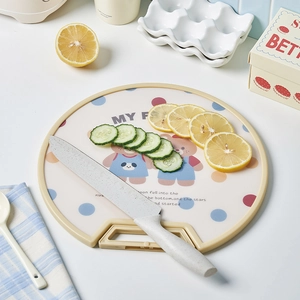 Standing round PE cutting board with cartoon bear design and non-slip handle for kitchen