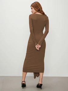 Elegante vestido midi de punto marrón ajustado con cuello cuadrado y abertura trasera