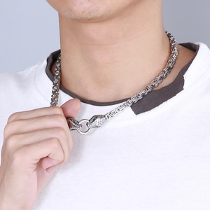 Détail du fermoir tête de serpent et de la grosse chaîne tressée en acier pour hommes