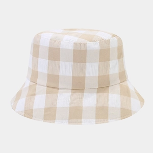 Détail du chapeau bob à carreaux beige avec texture seersucker respirante et coutures