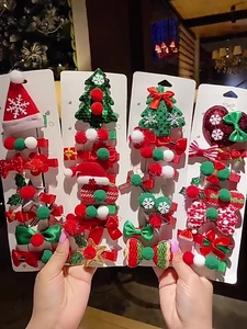 Détail de pinces à cheveux de Noël festives rouges et vertes avec bonnets de Noël en peluche