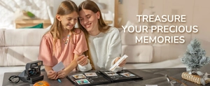Famiglia che condivide ricordi con un album scrapbooking nero in un salotto accogliente