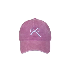 Vintage-Basecap aus gewaschener Baumwolle in Pflaumenrot mit gestickter Schleife