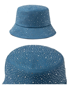 Détail du chapeau bob en coton bleu avec strass argentés et texture en denim de qualité