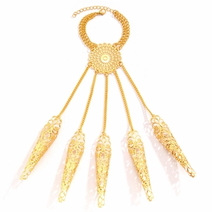 Dettaglio del bracciale gotico dorato con cinque anelli in metallo dal design filigranato