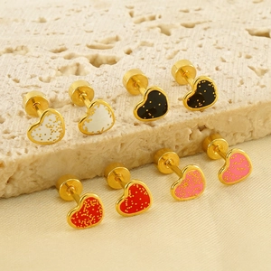 Lot de quatre paires de boucles d'oreilles cœur plaqué or 18K en blanc, noir, rouge et rose