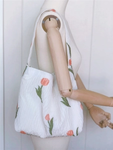 Détail du sac à bandoulière tulipe blanche avec broderie florale et texture plissée
