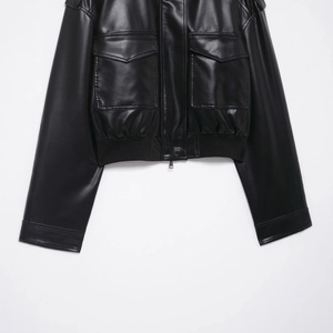 Schwarze Kunstlederjacke mit Stehkragen, großen Taschen und detaillierten Manschetten