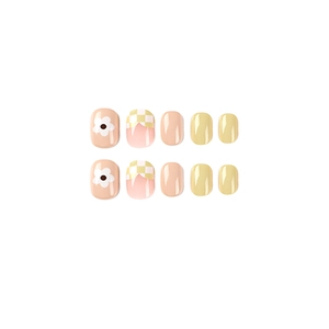 Short round press-on nails set with green-white checkerboard and daisy flower designs