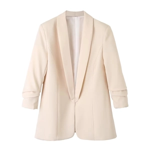 Detail van de geplooide manchet en beige stof van deze casual blazer voor dames