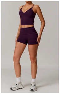Détail du short de yoga violet taille haute et brassière sur un mannequin