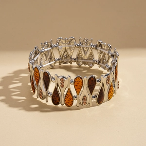 Vista macro del bracciale elastico in lega d'argento con resina ambra e strass