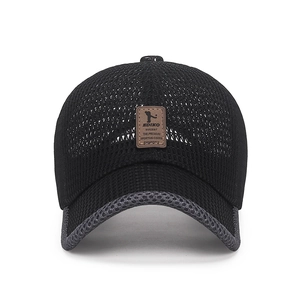 Atmungsaktive schwarze Mesh-Baseballkappe mit braunem Lederaufnäher für Sonnenschutz und Outdoor