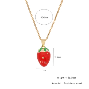 Détail du pendentif fraise rouge sur chaîne en acier avec taille et poids