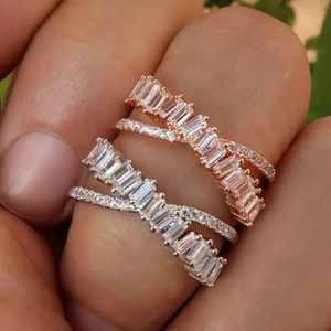 Macro d'une bague croisée en or rose avec cristaux baguette et pavé de diamants