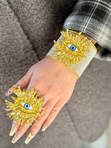 Detalle del brazalete de ojo de buey retro francés y del conjunto de anillo con cristales