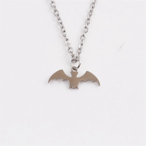 Collana con ciondolo a pipistrello in acciaio inossidabile lucido su sfondo bianco