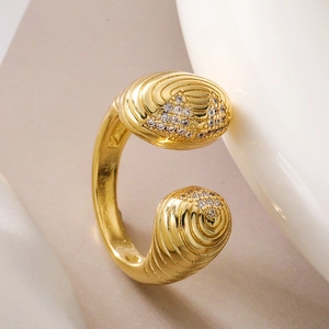 Bague ouverte géométrique irrégulière avec texture spirale et zircon plaqué or