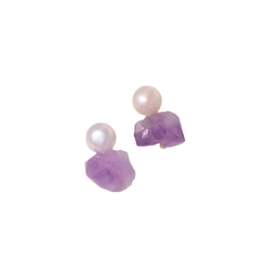 Ohrstecker aus natürlichen Süßwasserperlen und Amethyst-Rohstein in elegantem Design