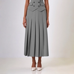 Vue détaillée de la jupe midi plissée grise avec taille style gilet et doubles boutons chic