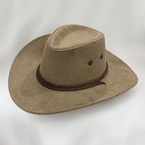 Vue détaillée du chapeau de cowboy en daim marron avec cordon tressé et œillets en métal