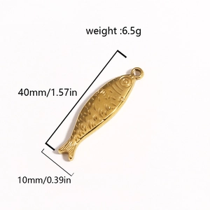 Detail view of golden fish pendant with technical measurements and 6.5g weight info
