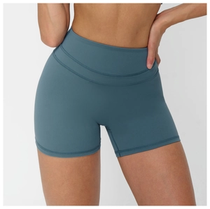 Gros plan du short de yoga taille haute bleu brume avec triple coutures de renfort