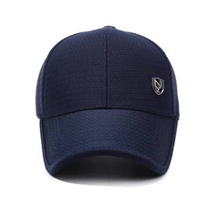 Casquette de baseball respirante bleu marine pour hommes avec logo bouclier argenté