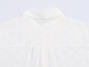 Détail du col de la chemise en satin blanc et du pli au dos avec coutures de qualité