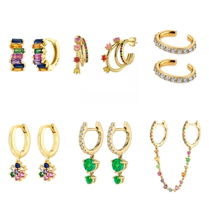 Détail de boucles d'oreilles en argent 925 plaqué or avec des pierres de zircon colorées