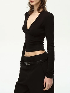 Top corto aderente nero a maniche lunghe con scollo a V e trama in maglia a coste
