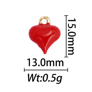 Détail du pendentif cœur en émail rouge avec dimensions de 15,0 mm de haut et 13,0 mm