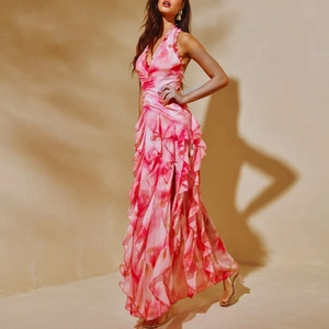 Détail d'une robe maxi rose à fleurs avec dos nu et volants superposés pour l'été