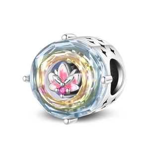 Dettaglio charm loto in argento con smalto rosa, pietra centrale e cristalli colorati