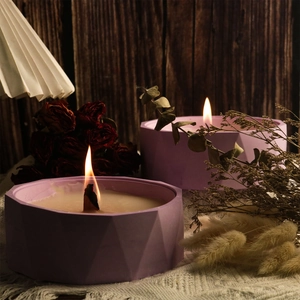 Candele profumate geometriche con stoppino in legno e barattoli viola sfaccettati