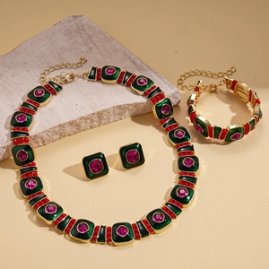 Parure de bijoux vintage dorée avec émail émeraude et rubis de style ethnique géométrique