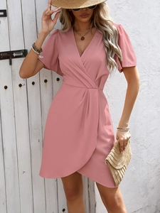 Gros plan d'une robe croisée rose à col en V avec manches volantées et plis à la taille