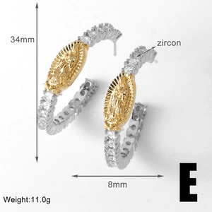 Detailansicht der 34mm Gold und Silber C-Ohrringe mit Zirkonia und Maria-Relief-Motiv